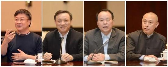 融创中国董事局主席孙宏斌、中诚信集团董事长毛振华、中珈资本CEO曾文涛、武汉大学校友企业家联谊会秘书长蹇宏(左-右)发言。长江日报 周超 摄