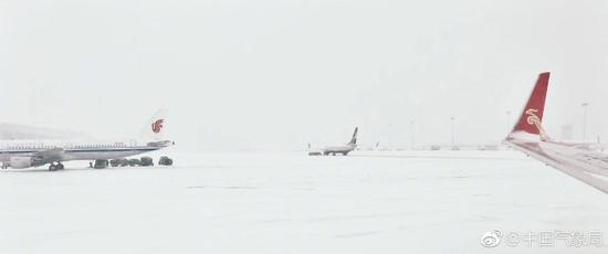 新浪综合:受天气影响 郑州航班全部停飞跑道关闭(图)