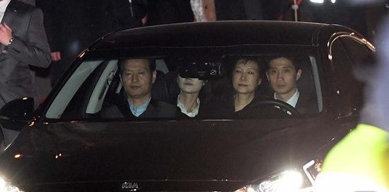 去年3月31日凌晨,朴槿惠被捕并被押送至拘留所