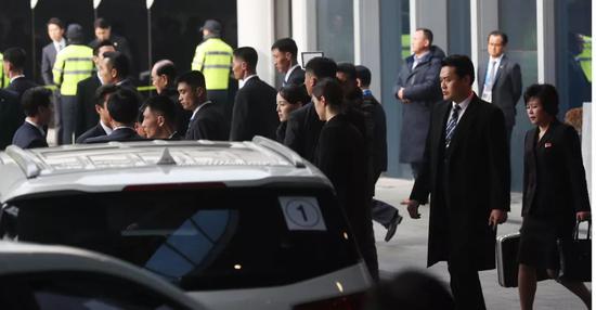 △朝鲜代表团走出酒店，安保力量可见一斑。