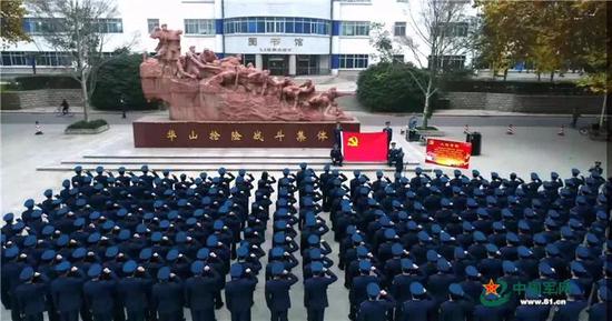 学员在华山抢险战斗集体雕塑前重温入党誓词