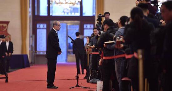 ▲司法部部长张军在“部长通道”上谈“司法考试”,报名资格将采取“老人老办法,新人新办法”。