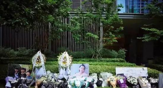 朱小贞及三个孩子遇难后，邻居在小区内悼念（资料图）