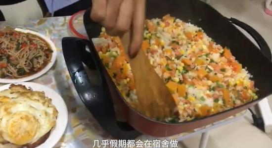 其实，有不少热爱烹饪的同学在寝室自己做饭。