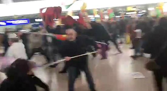 抗议者用旗帜当“临时武器”袭击乘客。(图片来源:英国《每日邮报》)