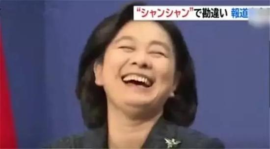 你有没有被外交部发言人华春莹的笑容刷屏?(见上图)