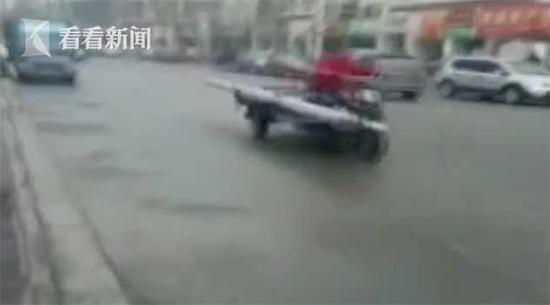 看看新闻KNEWS:警车街头狂追三轮 司机:扣车就白干了你不懂吗？