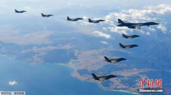 部署在关岛安德森空军基地的美军B-1B轰炸机编队6日飞临半岛参加韩美年度大规模联合空中演习“警戒王牌”(Vigilant Ace)。