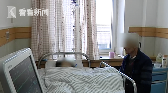 凤凰彩票手机客户端下载与家人争吵 一怒之下自己挥刀砍断左手 凤凰彩票手机客户端下载与家人争吵 一怒之下自己挥刀砍断左手