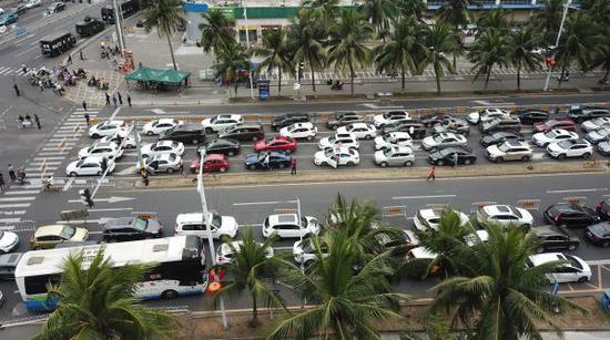 2018年2月21日,海南海口,数千辆准备过海出岛车辆滞留在秀英港周边道路。 东方IC 图