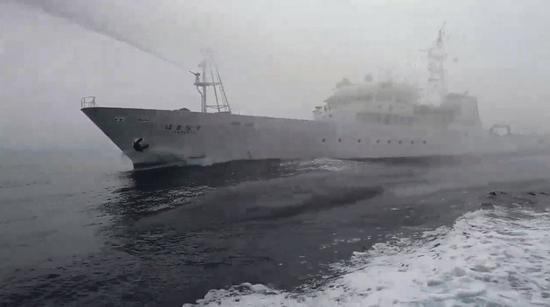 日本舰艇对台渔船使用水炮。（图片来源：脸书）