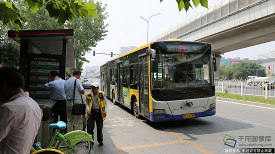 7月31日，北京西红门西站新开通的专84路公交专线车（图片来源：tuku.qianlong.com）。刘宪国摄 千龙网发