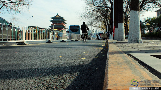  11月17日，北京前门西大街路段施划的黄色禁停标线（图片来源：tuku.qianlong.com）。赵雅丹摄 千龙网发
