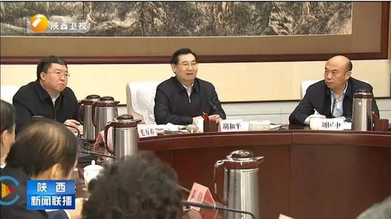 熟知官场座次的都知道,省委书记胡和平居首,按座次刘国中排第二。