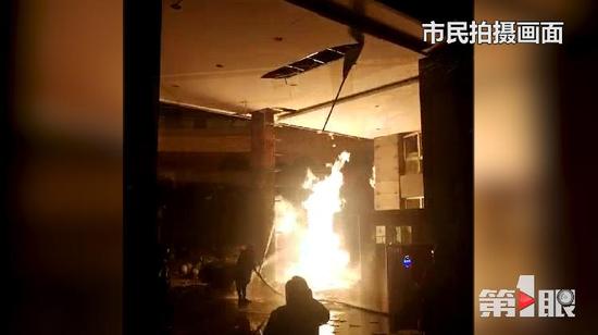 重庆晨报:重庆一小区发生爆燃 保安拿几十个灭火器扑救无效