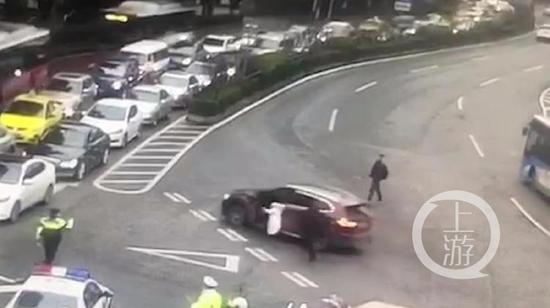 重庆晨报:宝马现“自动驾驶”?女司机挂车门上险被卷入车底