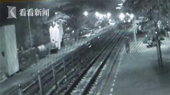 看看新闻KNEWS:泰国醉酒男女趴铁轨玩自拍 被火车撞飞