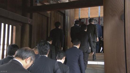 日本跨党派议员联盟约60人5日上午集体参拜了东京九段北的靖国神社。(图源:日本NHK新闻)