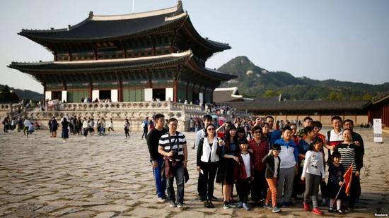 ▲资料图片:2016年10月5日,中国游客在韩国景福宫前合影。(路透社)