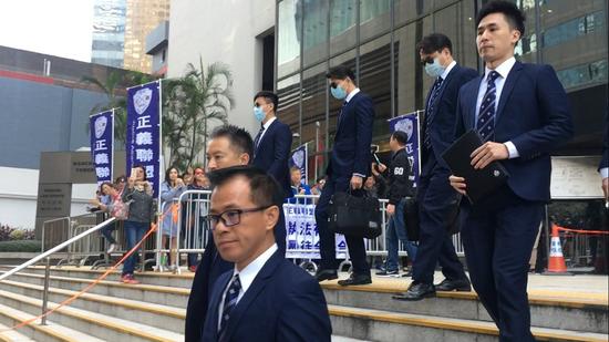 七警案7名被告人获准保释，出狱等候上诉（图源：香港头条日报）