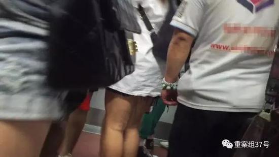 ▲7月16日，地铁内，一名中年秃顶男子不时碰触前面女士的臀部。新京报记者 大路 摄