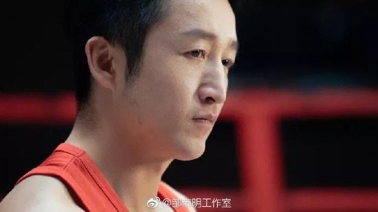 邹市明左眼视力达残疾人标准 专家:不再适合拳