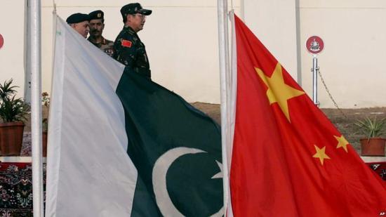 人民日报海外版-海外网:美媒炒作中国在巴基斯坦建军事基地 巴铁：假的