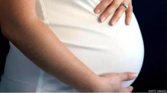 成都商报:女子赴柬埔寨代孕得畸形儿 揭秘柬方代孕禁令背后