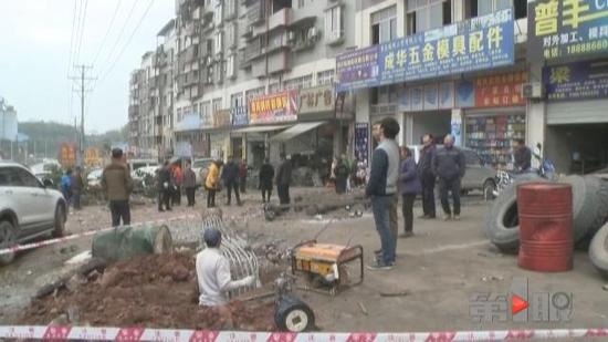 重庆晨报:运渣车深夜失控 撞断电线杆之后又连撞11车(图)