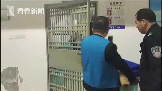 目前,李某因为虚构事实,扰乱公共秩序,被警方处以行政拘留十日的处罚。