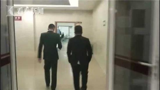 民警:谁把你绑架了?