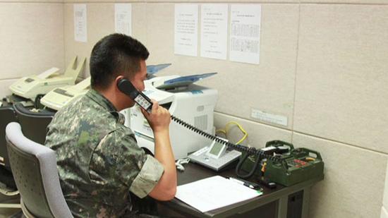韩军人员用军事热线测试通话