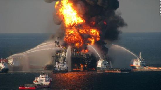 ▲墨西哥湾“深水地平线”钻井平台爆炸后现场(图自:CNN)