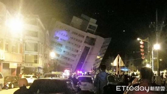 花莲统帅饭店倒塌。 本文图片均来源：台湾“东森新闻云”
