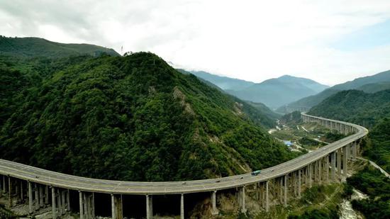▲四川雅西高速公路，被人们誉为“天梯高速”、“云端高速”，受到国内外广泛关注（来源：视觉中国）