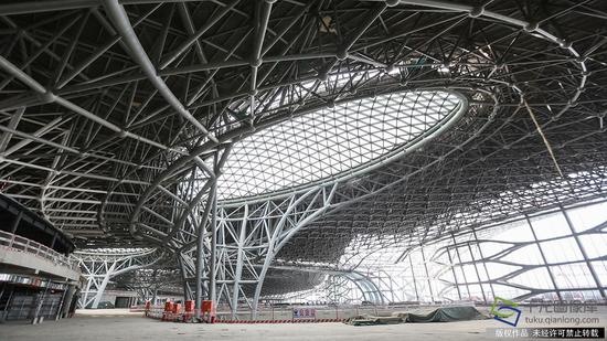 正在建设中的新机场主航站楼内景(2月23日摄 图片来源:tuku.qianlong.com)。千龙网记者 陈健男摄