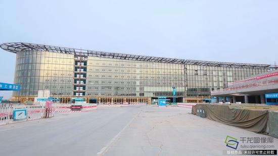 正在建设中的新机场综合服务楼酒店,可为旅客和公众提供560多间客房服务(2月23日摄 图片来源:tuku.qianlong.com)。千龙网记者 陈健男摄