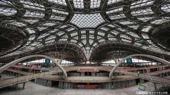 正在建设中的新机场主航站楼内景(2月23日摄 图片来源:tuku.qianlong.com)。千龙网记者 陈健男摄