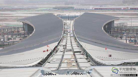 正在建设中的新机场(2月23日摄 图片来源:tuku.qianlong.com)。千龙网记者 陈健男摄