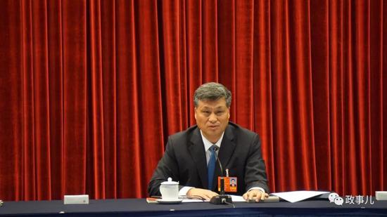 另外,施克辉和林少春分别回答了“监察委”和“区域发展”的问题。