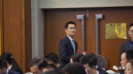 会议开始前,全国人大代表、腾讯董事会主席马化腾走入会场