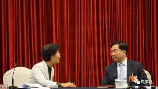 会议开始前,李希与李玉妹交谈