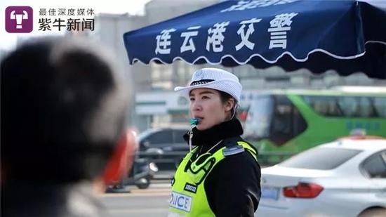 警花逆车流狂奔数百米擒逃犯 才追过酒驾司机(图)