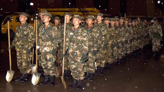 解放日报:武警上海总队出动400名兵力凌晨除冰扫雪(图)