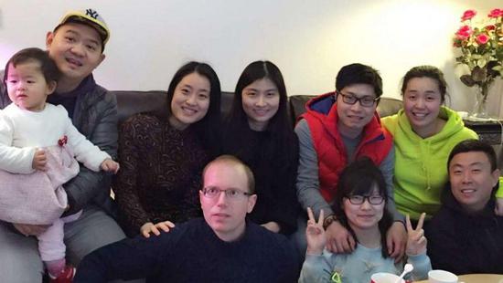 ▲Marc Hunziker和妻子的中国亲戚们 (图via South China Morning Post)