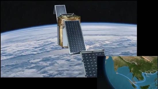 虹云工程动画演示:卫星正展开太阳能电池板(视频截图)