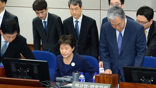  去年10月16日，朴槿惠七人律师团集体请辞