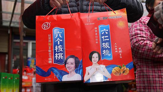 六个核桃和山寨版的“六仁核桃”(图片来源:视觉中国)