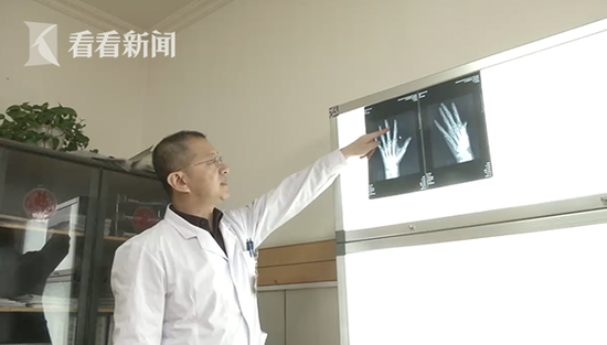 凤凰彩票手机客户端下载与家人争吵 一怒之下自己挥刀砍断左手 凤凰彩票手机客户端下载与家人争吵 一怒之下自己挥刀砍断左手