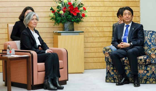 1520944340134315.png 韩国外长康京和与安倍